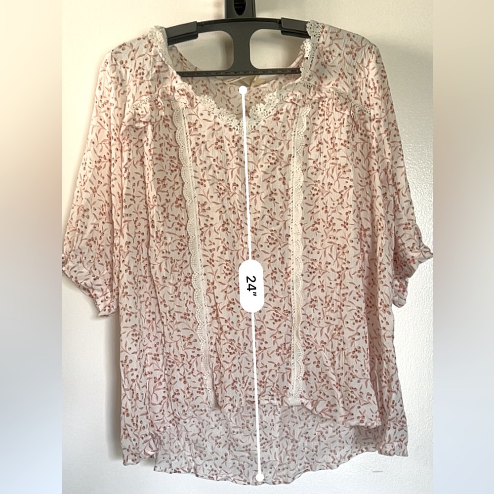 NWT Everleigh Lace Trim V-Neck Blouse Size Large - Picture 3 of 9